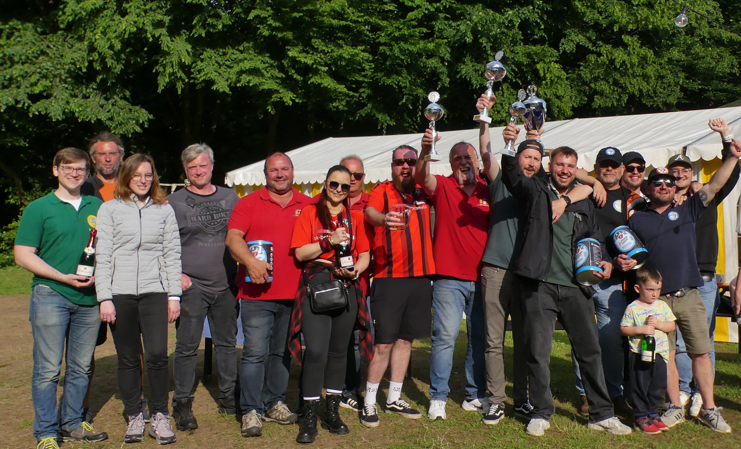 Die Gewinner der Stockstädter Boule-Ortsmeisterschaft 2023, auch nach rund acht Stunden noch bester Stimmung.